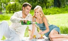 Bạn vẫn được khuyến cáo: Rượu không tốt cho sức khoẻ. Đối với rượu vang, điều đó hoàn toàn ngược lại. Nhiều nghiên cứu khoa học trên thế giới đã chứng minh, rượu vang là loại thức uống hấp dẫn và tốt cho sức khoẻ con người.