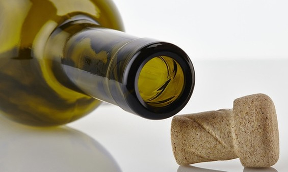 Nút bần (Corks)
Nút bần hay còn được gọi là nút li-e được làm từ những tế bào chết của vỏ cây sồi. Thành phần bên trong của tế bào là chất nitơ, còn vỏ tế bào là suberin. Suberin là một chất không thấm nước, chúng ngăn chất lỏng từ trong nút bấc chảy ra. Vì vậy, chai được đóng bằng nút bấc rất thích hợp để làm chín muồi rượu vang.
