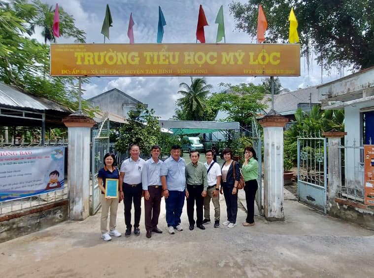 Trao 50 phần quà suất học bổng và tài trợ nhà để xe cho học sinh Trường tiểu học Mỹ Lộc, xã Mỹ Lộc , tỉnh Vĩnh Long
